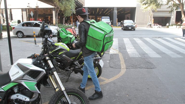 Apps demande à Sheinbaum de discuter de la proposition visant à fournir une assurance aux chauffeurs-livreurs