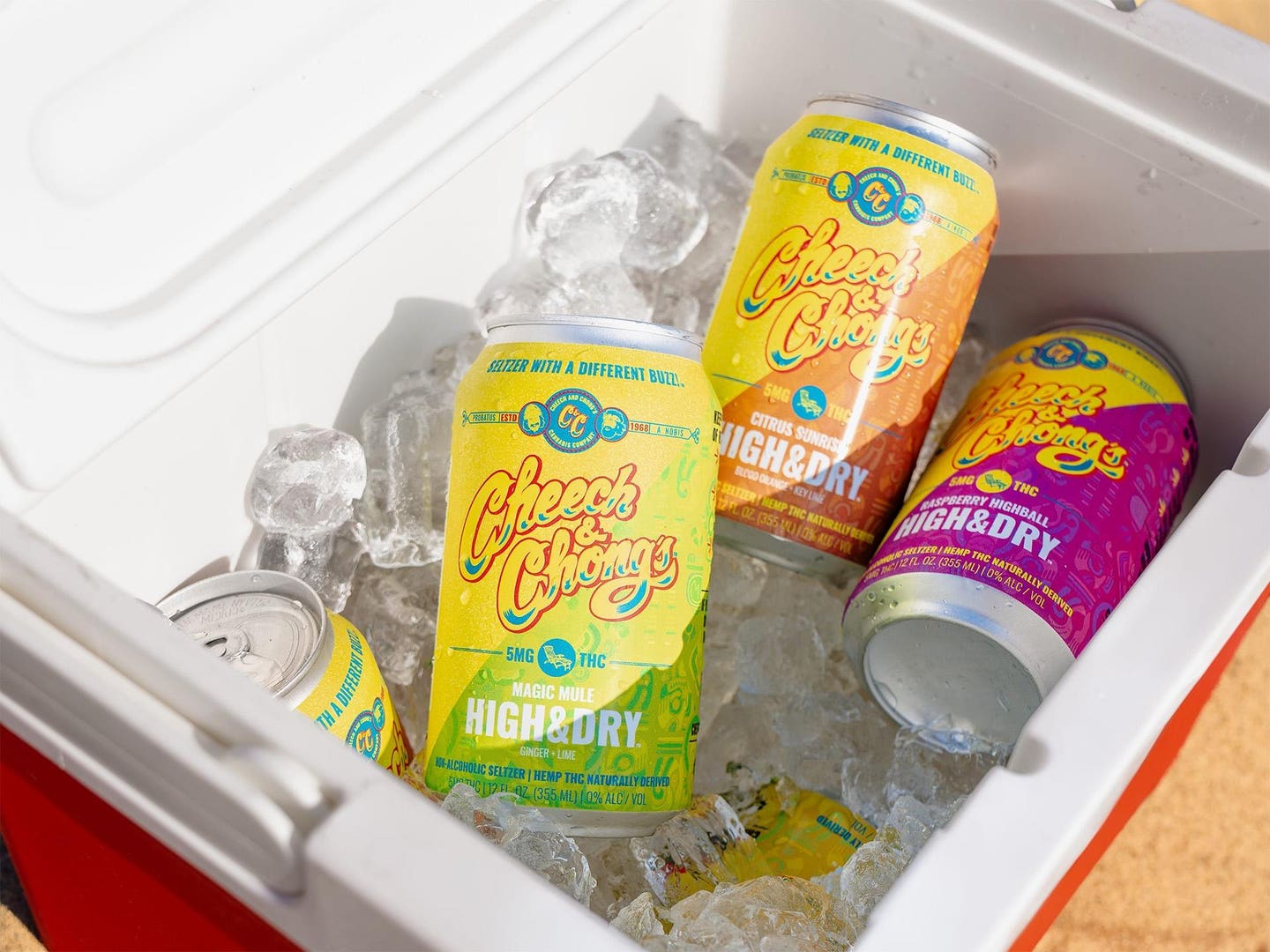 Photographie du produit des boissons hautes et sèches de Cheech & Chong avec de la glace dans une glace.