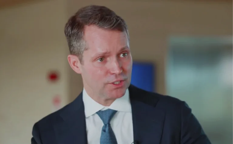 Le PDG de Nokia compare le boom de l'IA au boom d'Internet et minimise les craintes de bulle