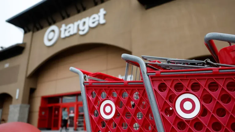 Target prédit de faibles ventes de Noël en raison de l'incertitude des consommateurs