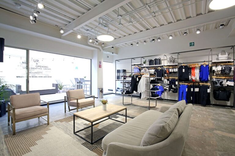 Lululemon suscite des espoirs de redémarrage avec le départ du PDG et une approche de retour aux sources