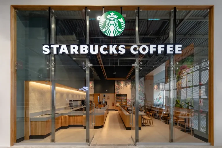 Starbucks montre des signes de reprise aux États-Unis alors que le changement de direction de son PDG se consolide