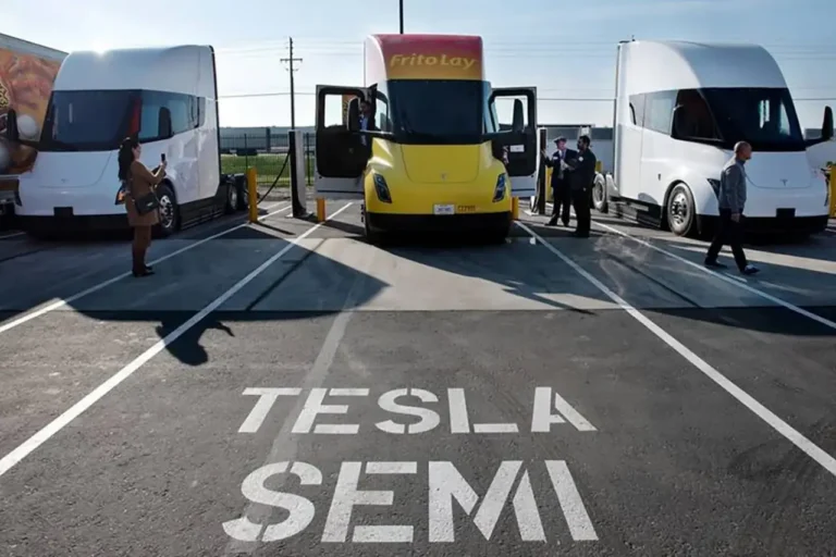 Le semi Tesla prend enfin la route. Et le timing ne pourrait pas être pire