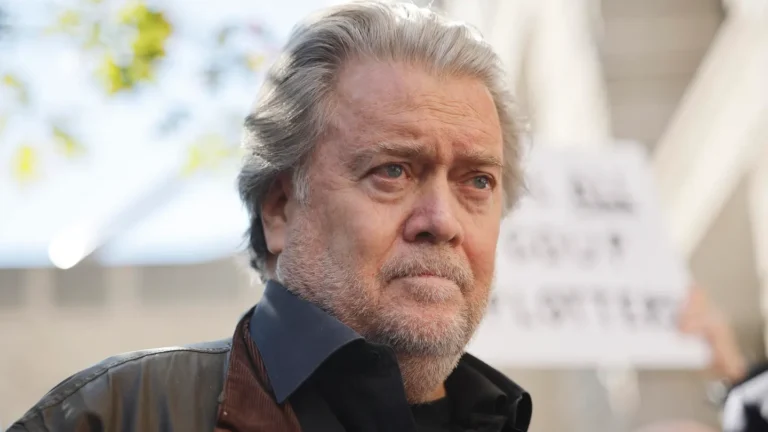 Musk qualifie l'ancien conseiller de Trump, Bannon, de « méchant » et relance le conflit après la publication des dossiers d'Epstein