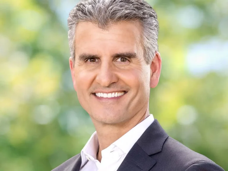 Rencontrez Josh D'Amaro, le nouveau PDG de Disney qui dirigera l'ère post-Iger