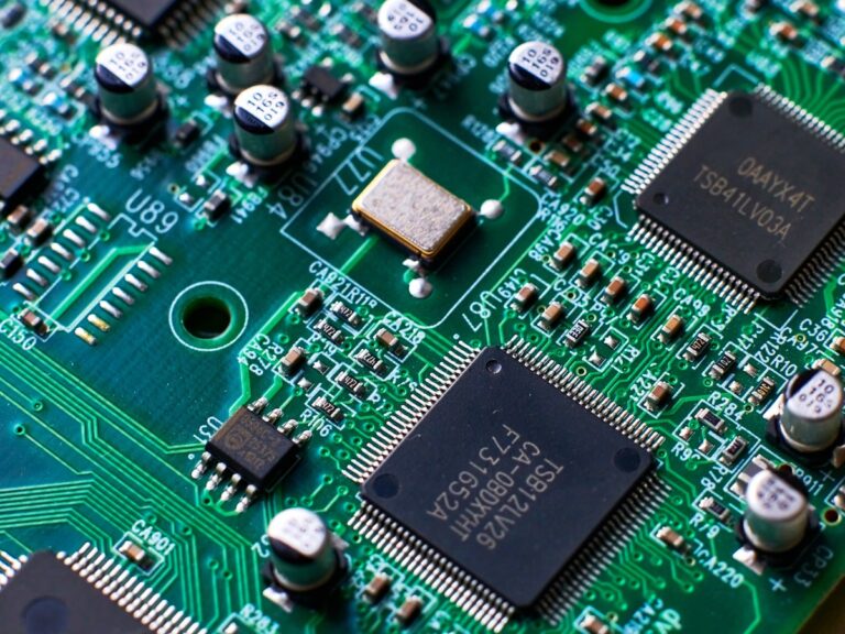 L'Irlande s'engage dans l'innovation dans les semi-conducteurs avec le lancement de l'I-C3