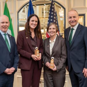 La professeure Lynne Taylor et le Dr Sarah O'Keeffe reçoivent la médaille de la Saint-Patrick 2026