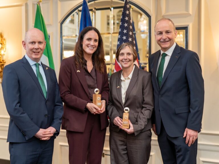 La professeure Lynne Taylor et le Dr Sarah O'Keeffe reçoivent la médaille de la Saint-Patrick 2026