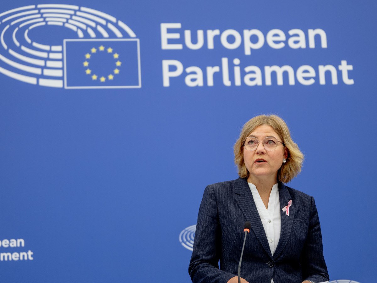 L’UE accepte des règles plus simples sur l’IA et une interdiction ...