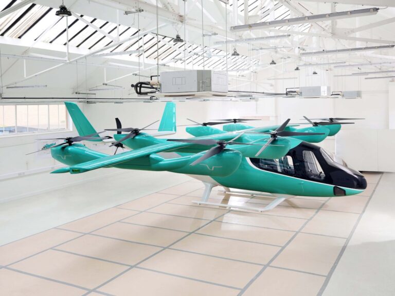 Hitachi s'associe à Eve pour faire avancer les projets de transport aérien urbain
