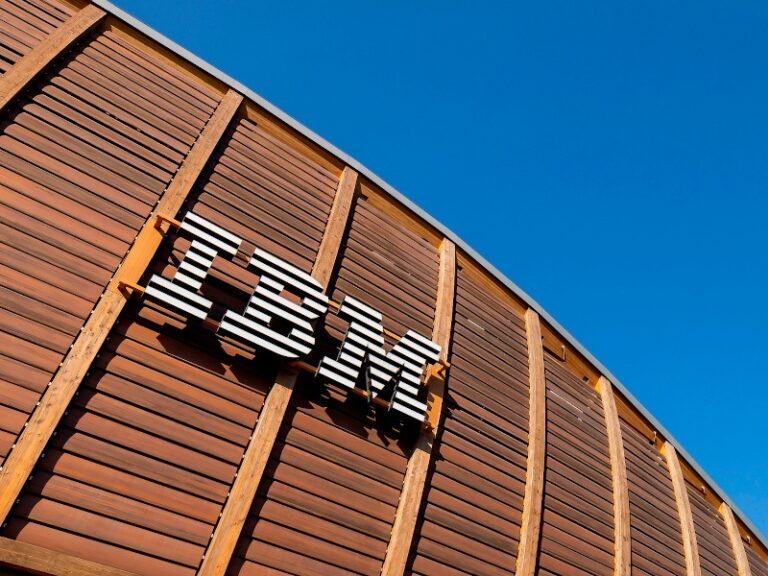 IBM rachète HRL, fondé par Howard Hughes, pour alimenter ses projets quantiques