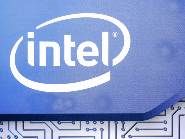 Les actions d'Intel rebondissent au milieu de licenciements confirmés et de bouleversements dans les centres de données