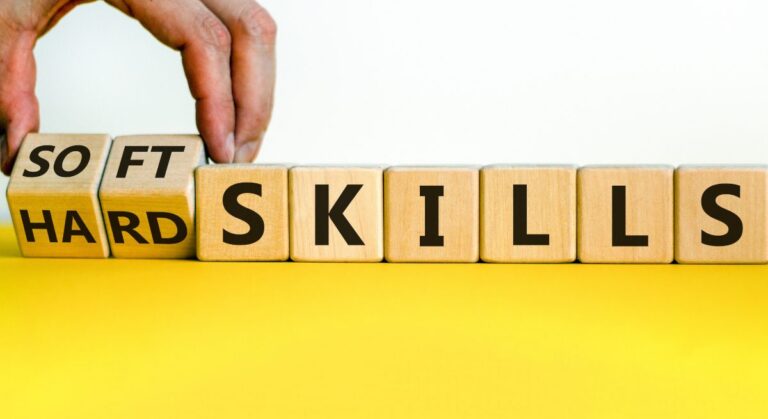 Qu'est-ce qui compte le plus pour un employeur lors du recrutement, l'IA ou les compétences relationnelles ?