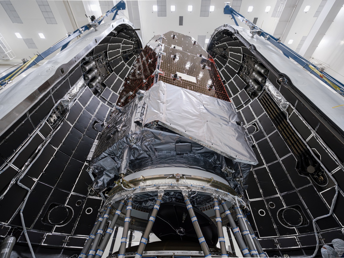Une photo du télescope spatial romain de la NASA dans sa capsule de charge utile, à l'intérieur d'un centre de recherche spatiale.