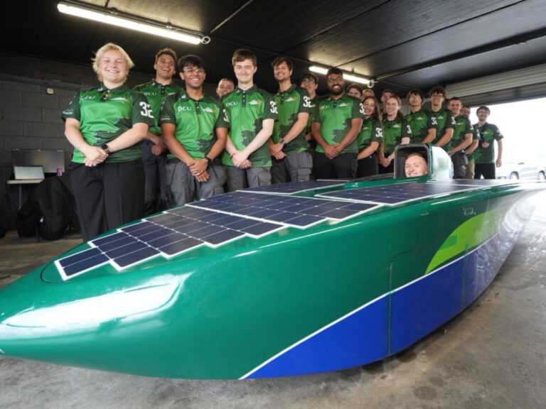 Les étudiants de la DCU dévoileront la première voiture de course irlandaise à énergie solaire