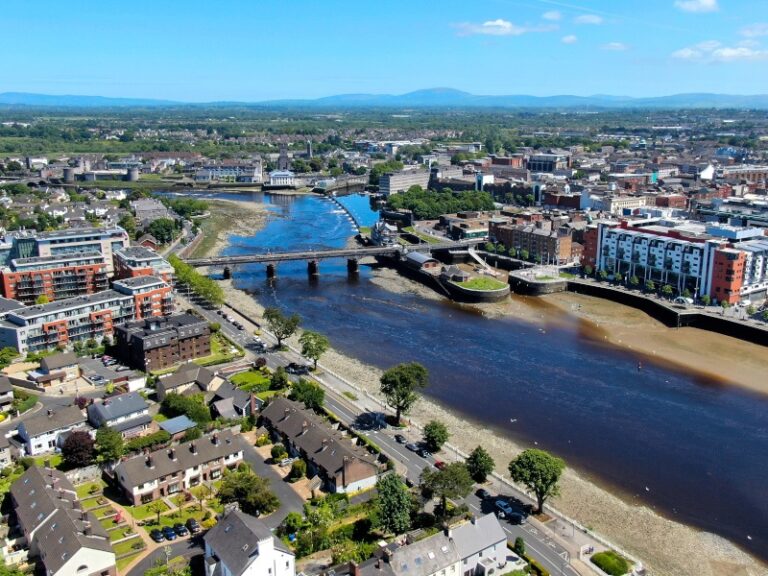 Limerick's Kneat licencie 10 % de son personnel après l'acquisition de Thoma Bravo