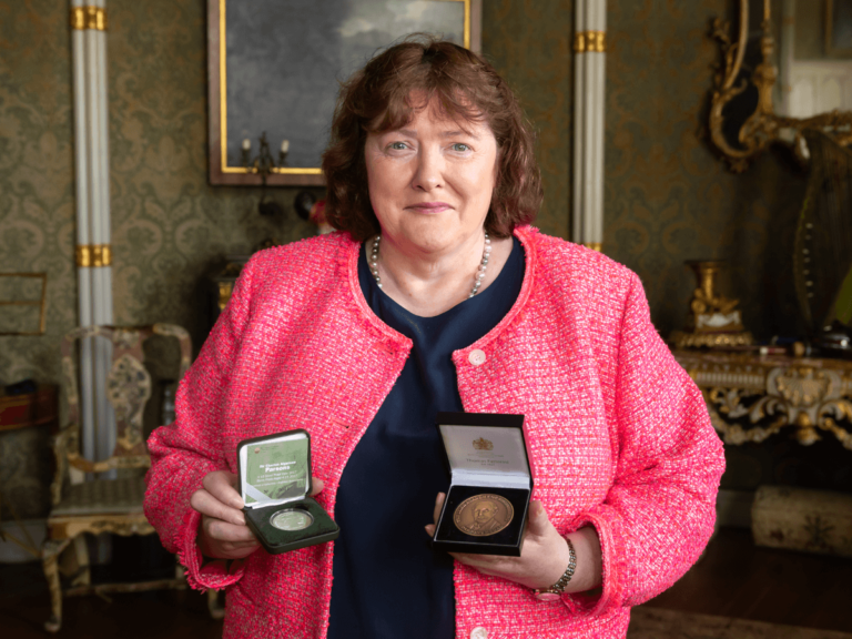 Qui dirige le nouveau conseil consultatif irlandais sur les puces ?