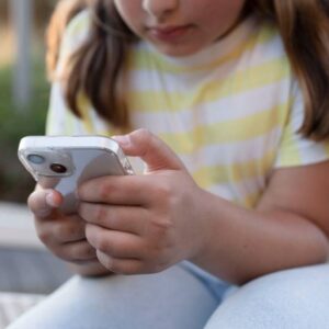La nouvelle loi européenne sur les enfants limitera les médias sociaux aux moins de 15 ans