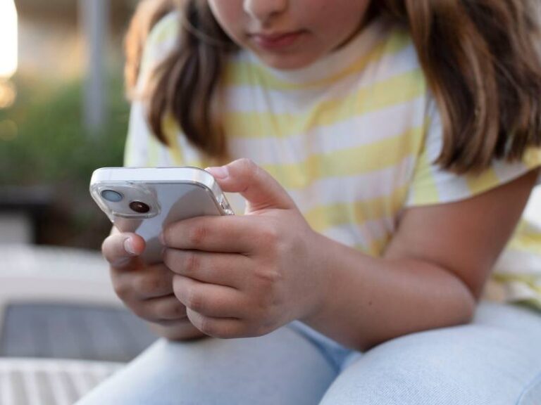La nouvelle loi européenne sur les enfants limitera les médias sociaux aux moins de 15 ans