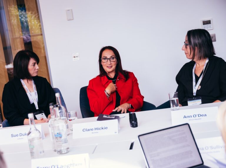 Table ronde Workday : les femmes n'occupent encore qu'un poste de direction sur huit dans l'IA
