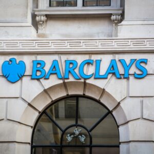 Barclays va supprimer 5 000 emplois pour réduire ses coûts grâce à l'IA