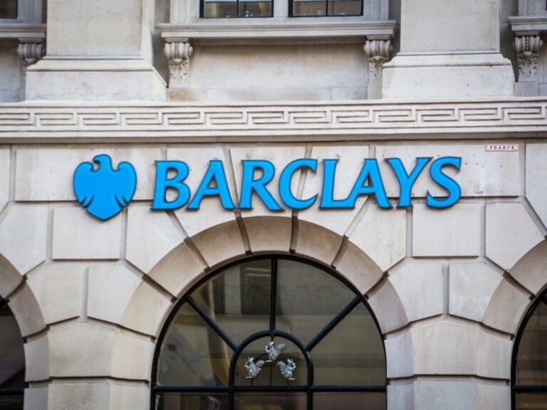 Barclays va supprimer 5 000 emplois pour réduire ses coûts grâce à l'IA