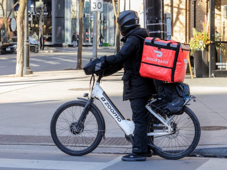 DoorDash achète la plateforme de livraison d'épicerie Instacart dans le cadre d'un accord de 17 milliards de dollars