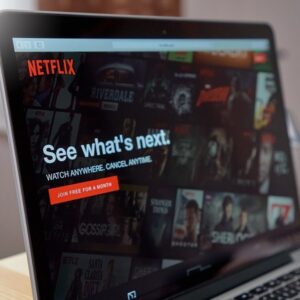 Netflix publie des résultats tièdes après 1 000 suppressions d'emplois et des départs clés