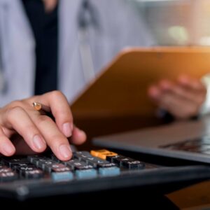 Qu'est-ce que la « taxe sur les logiciels » et comment affecte-t-elle les budgets technologiques ?